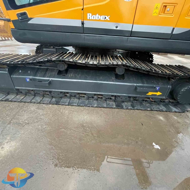 Used Hyundai 220s excavator are hot on the market. They are refurbished and can be delivered to any country.