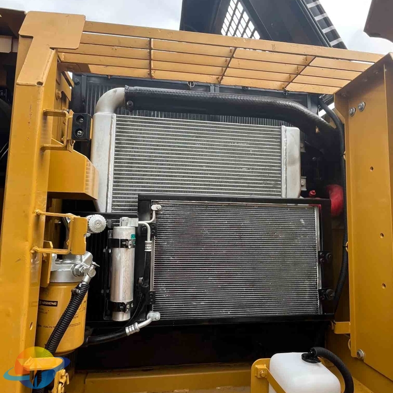 Used Caterpillar 320D2L crawler excavator with high quality engine and low consumption in good condition for sale.