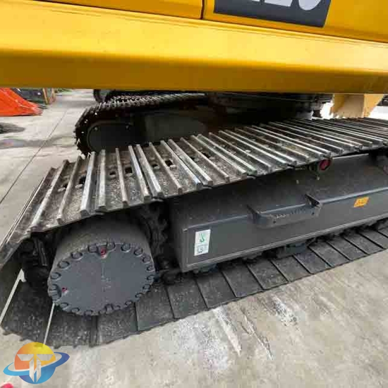 Used Komatsu PC220 excavator, original Japanese heavy mining and earthmoving machinery, for sale.