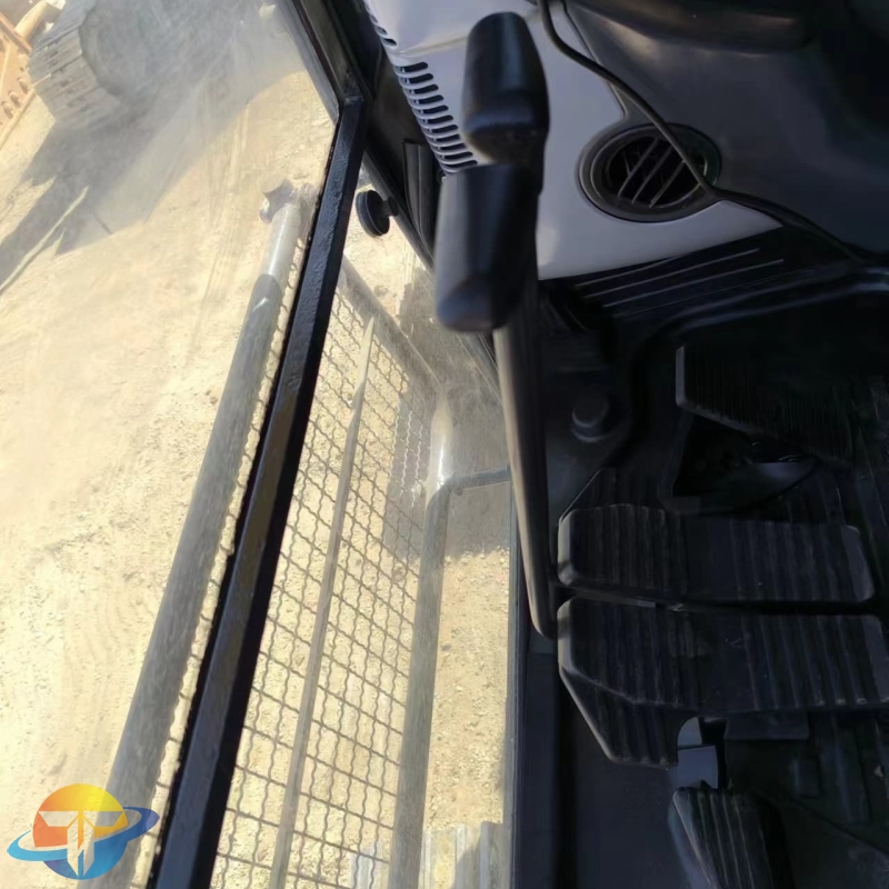 Second hand Komatsu PC200 excavator in best working condition and cheapest price