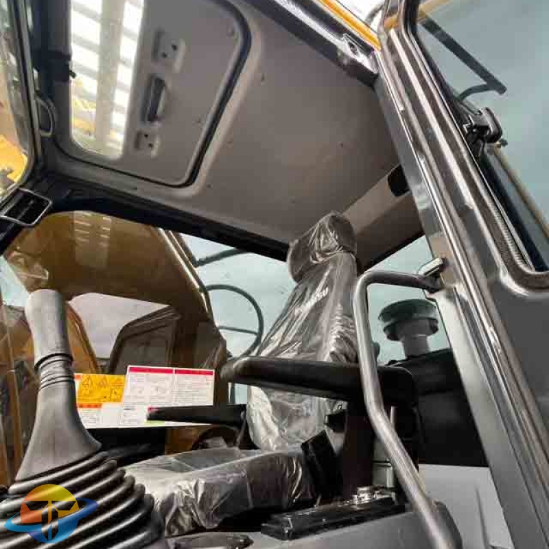 Used Komatsu PC220 excavator, original Japanese heavy mining and earthmoving machinery, for sale.