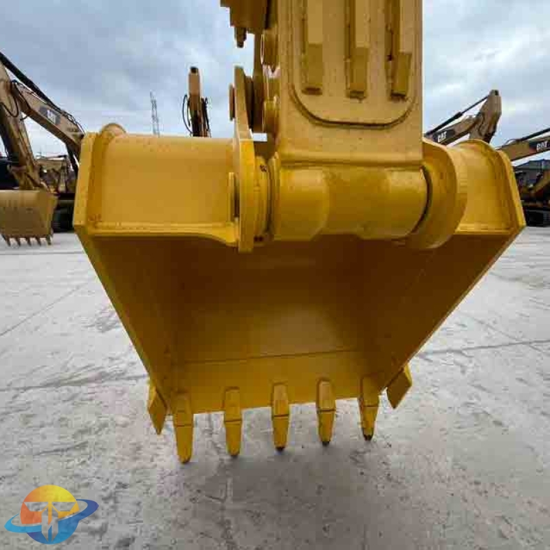Used Komatsu PC220 excavator, original Japanese heavy mining and earthmoving machinery, for sale.