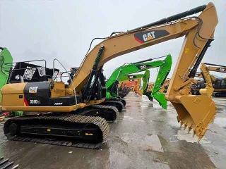 Caterpillar CAT320D2L excavator with C7 engine: High fuel efficiency, low maintenance costs, and available for sale.