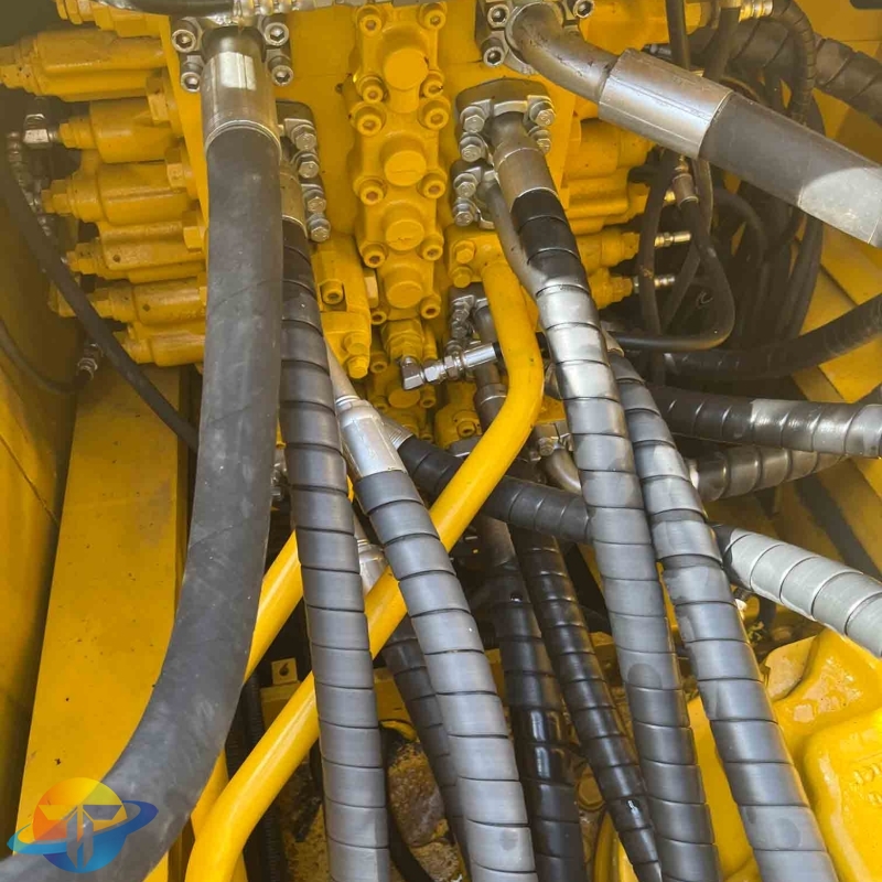 2022 genuine Komatsu PC220-8N1 excavator used construction machinery with good performance for sale.