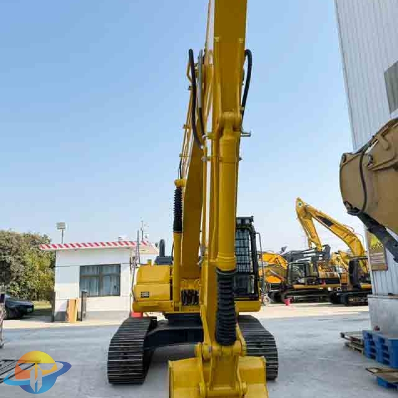 High-quality Komatsu PC200 excavator, used construction equipment, is selling well worldwide.