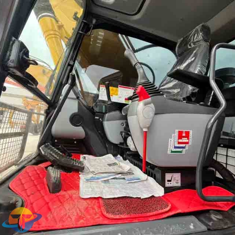 Used Komatsu PC220 excavator, original Japanese heavy mining and earthmoving machinery, for sale.