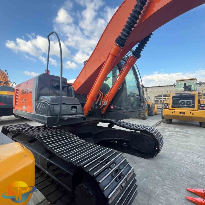 Japanese brand new and hot selling Hitachi 200 excavator, used excavator, hydraulic earthmoving machinery for sale.