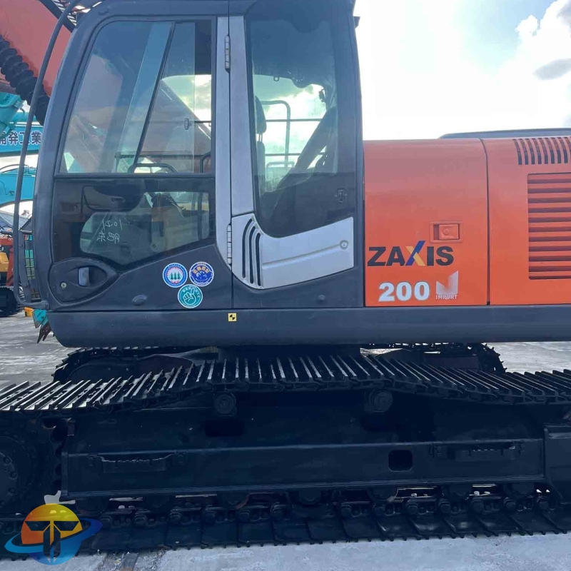 Japanese brand new and hot selling Hitachi 200 excavator, used excavator, hydraulic earthmoving machinery for sale.