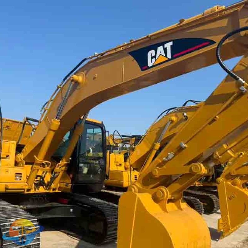 Selected used Caterpillar 320CL excavators, Japanese-made hydraulic excavators, are available for sale.