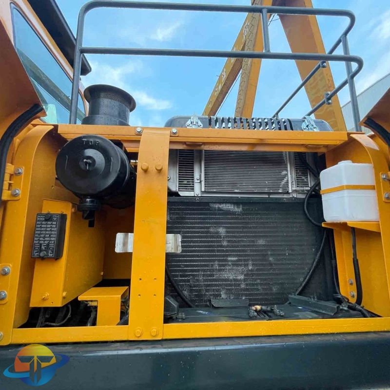 Used Hyundai 220s excavator are hot on the market. They are refurbished and can be delivered to any country.