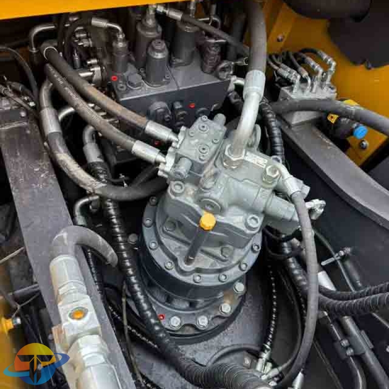 XCMG XE215G excavator with Isuzu Stage II engine and constant power pump, 80 cm crawler tracks in stock.