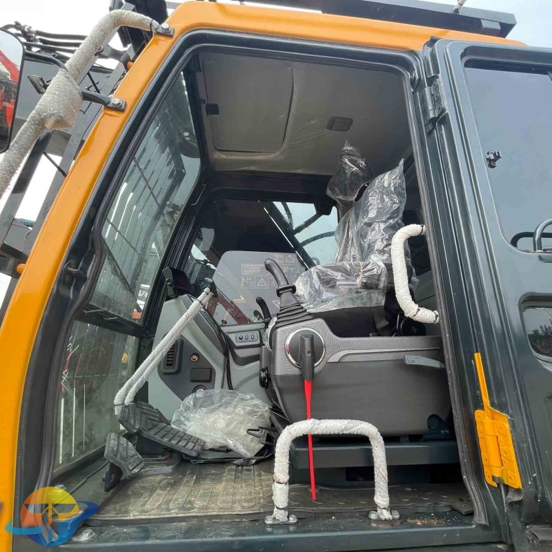 Hyundai 220LC-9S excavator top quality large construction machinery 22 tons machine with powerful engine for sale.