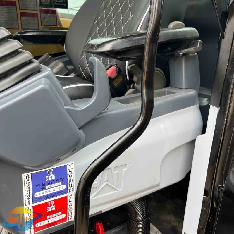 Used Caterpillar 320D2L crawler excavator with high quality engine and low consumption in good condition for sale.