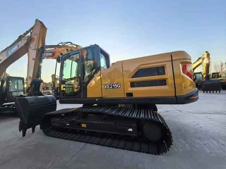 XCMG XE215G excavator with Isuzu Stage II engine and constant power pump, 80 cm crawler tracks in stock.