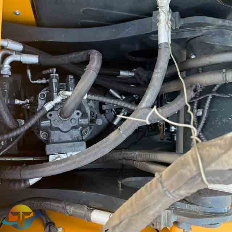 Hyundai HX220S excavator, high performance, in good condition, ready for construction use and for sale.