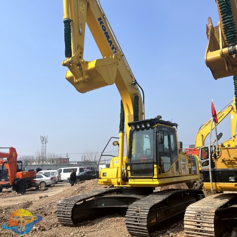 Second hand Komatsu PC240LC-8 excavator original engine excavator high quality