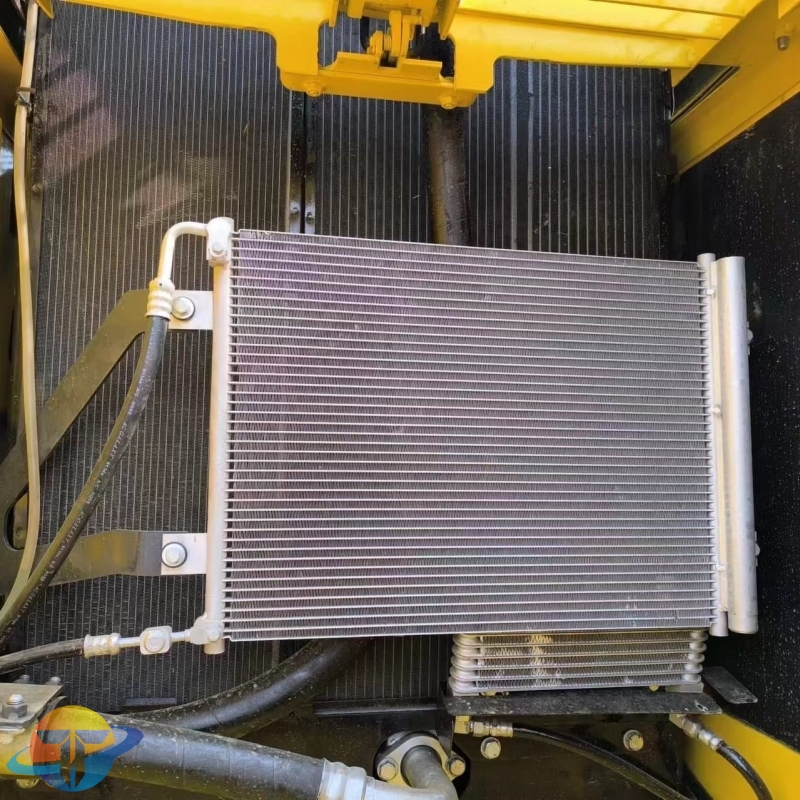 Second-hand high quality Komatsu PC210LC excavator most popular machine spot low price