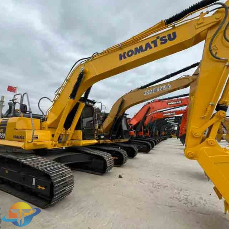 Used Komatsu PC220 excavator, original Japanese heavy mining and earthmoving machinery, for sale.