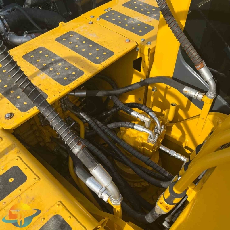 2022 genuine Komatsu PC220-8N1 excavator used construction machinery with good performance for sale.