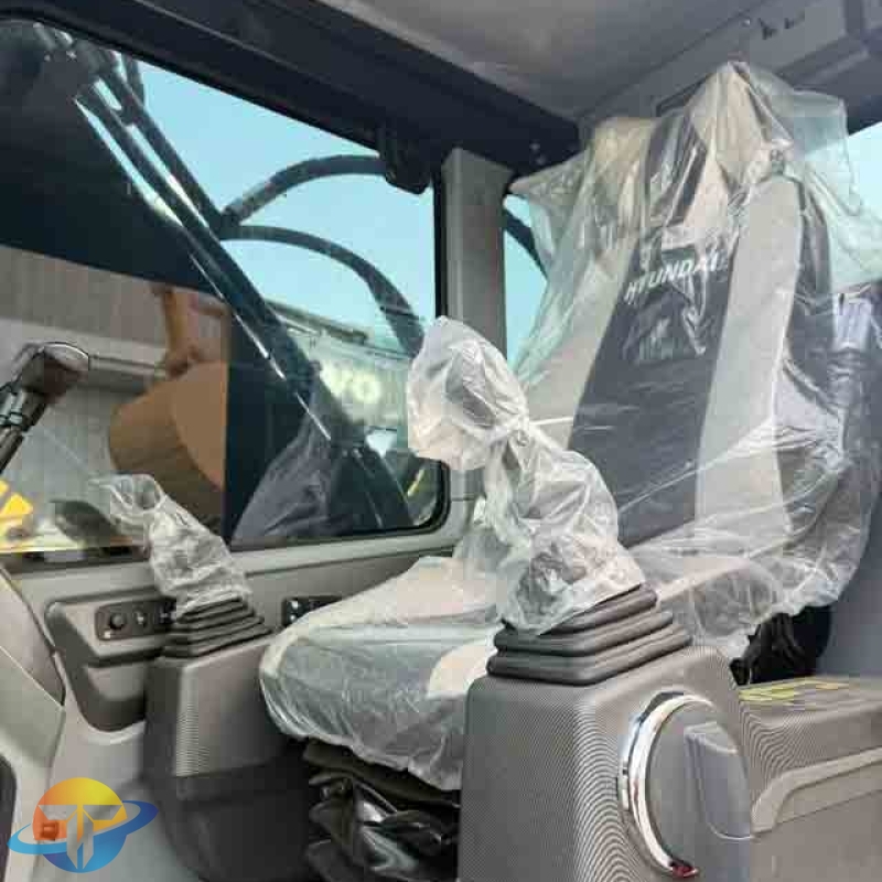 Hyundai HX220S excavator, high performance, in good condition, ready for construction use and for sale.