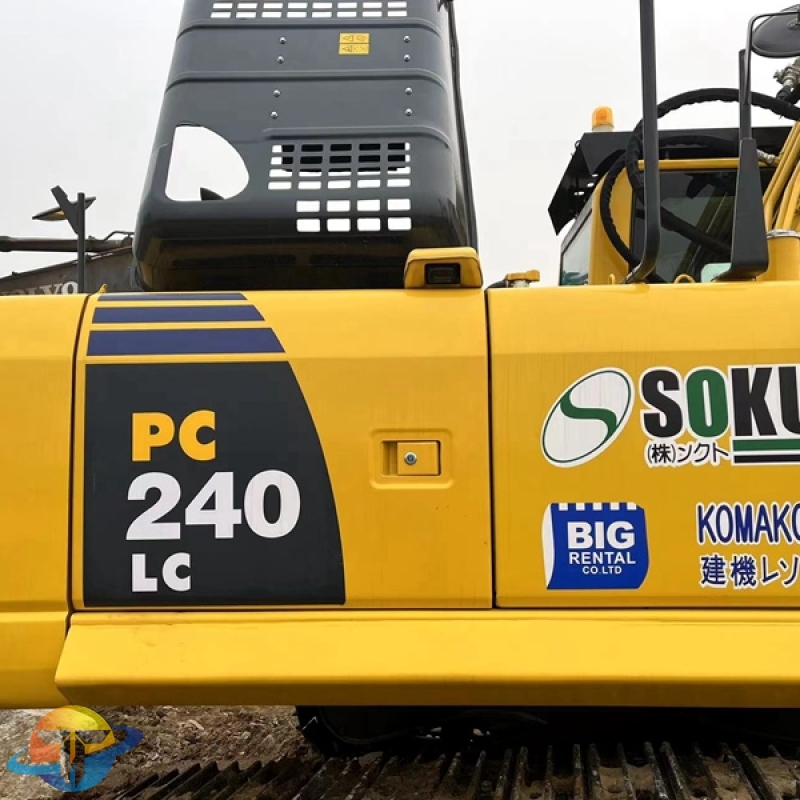 Cheap second-hand Komatsu PC240-8 excavator large equipment is hot selling