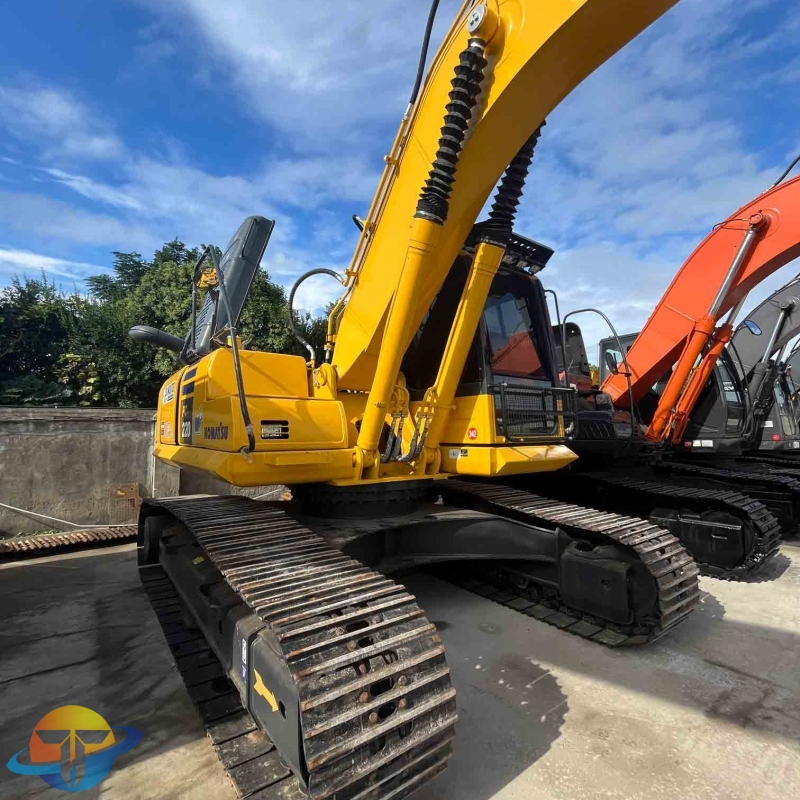 2022 genuine Komatsu PC220-8N1 excavator used construction machinery with good performance for sale.