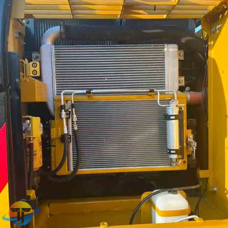 Used construction machinery, original imported Caterpillar direct injection 323D2L excavator, is selling briskly in the factory.