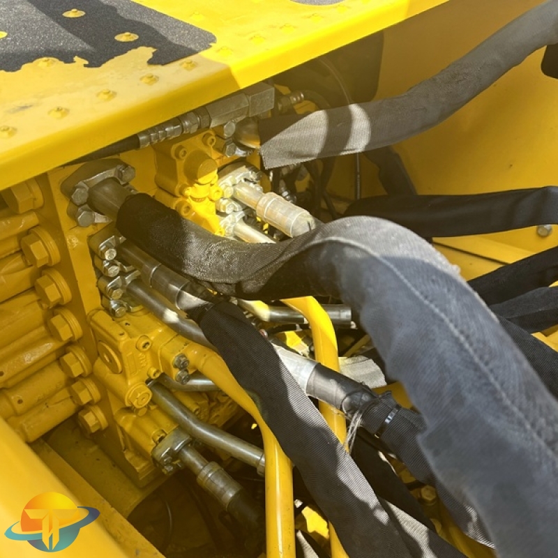 Second hand Komatsu PC240LC-8 excavator original engine excavator high quality