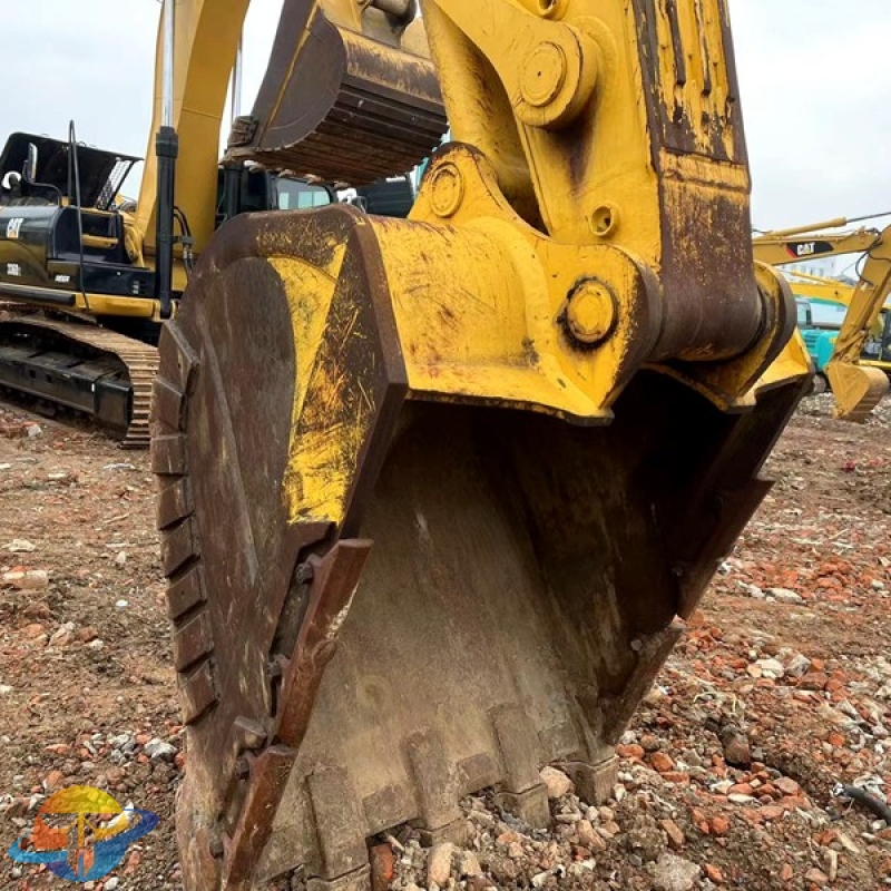 Used Komatsu PC400-8 excavator earthmoving machine in good condition