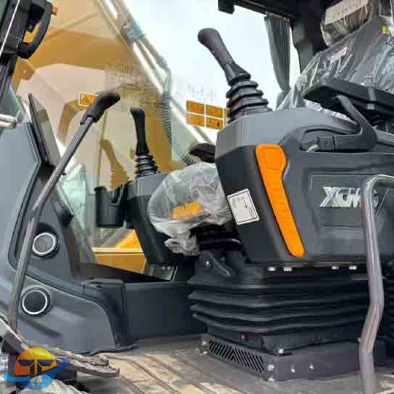 XCMG XE215G excavator with Isuzu Stage II engine and constant power pump, 80 cm crawler tracks in stock.