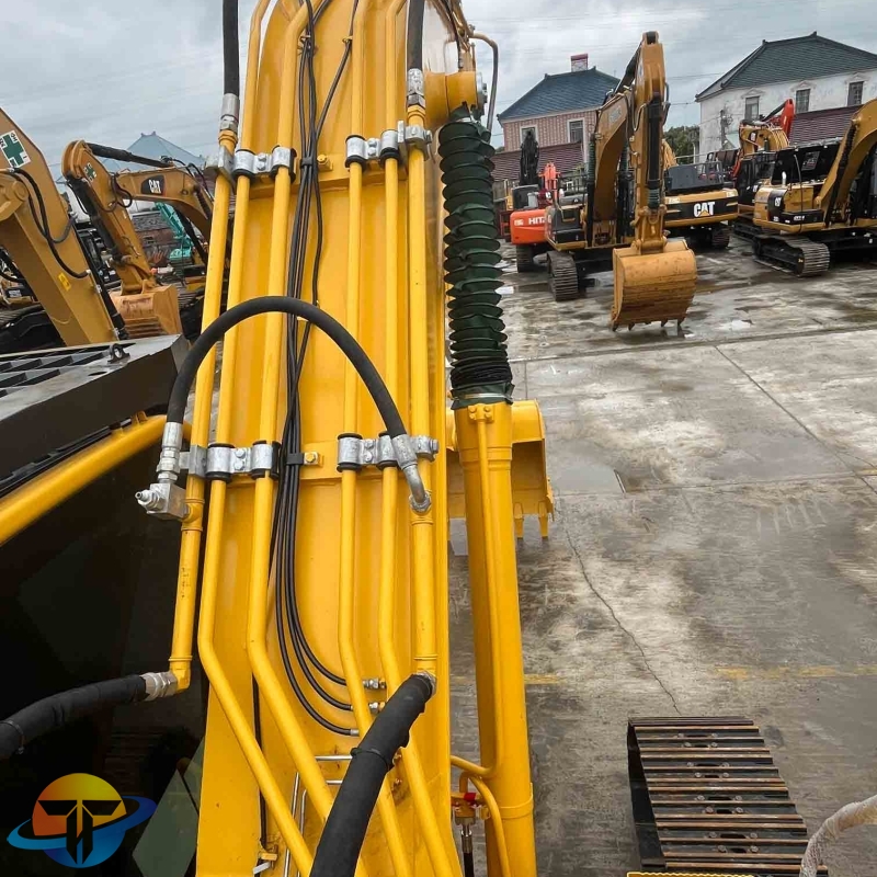 Second hand original Japanese high quality Komatsu pc220 crawler excavator with core motor engine gearbox gear parts for sale.