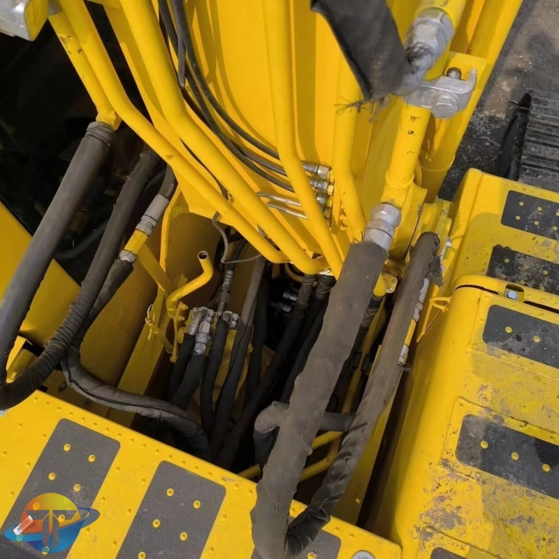 Second-hand high quality Komatsu PC210LC excavator most popular machine spot low price