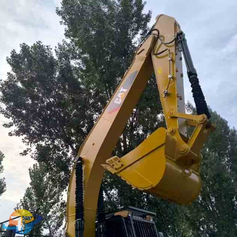 We have used Caterpillar 323D2L excavators in stock and in excellent condition for sale worldwide.