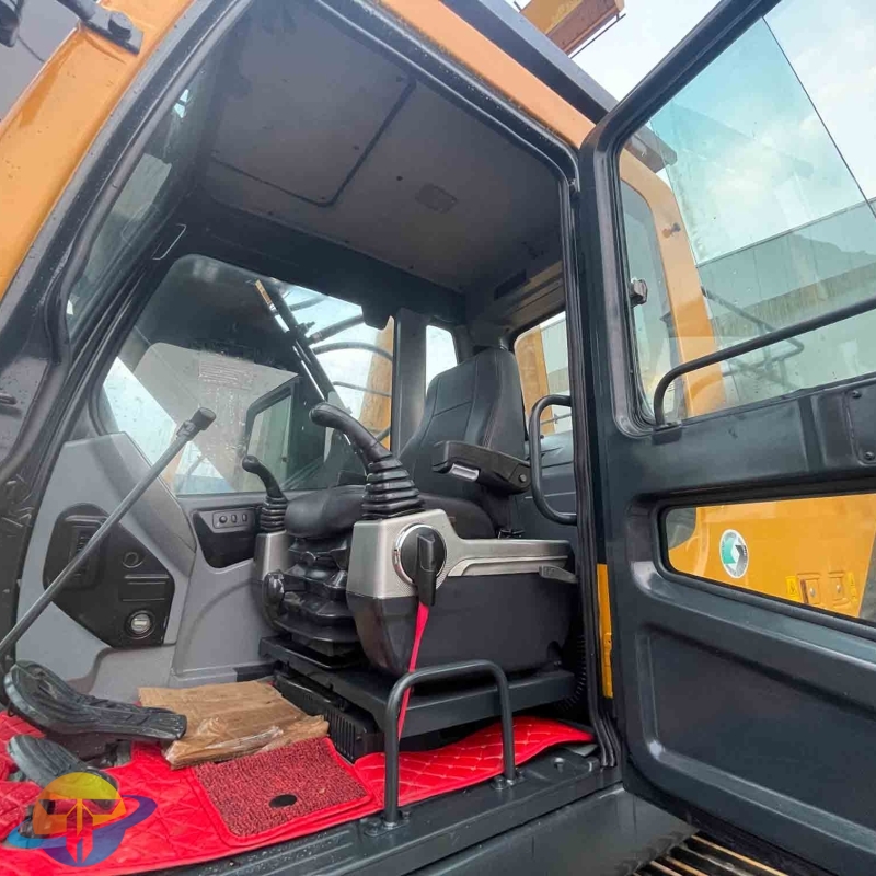 Used Hyundai 220s excavator are hot on the market. They are refurbished and can be delivered to any country.