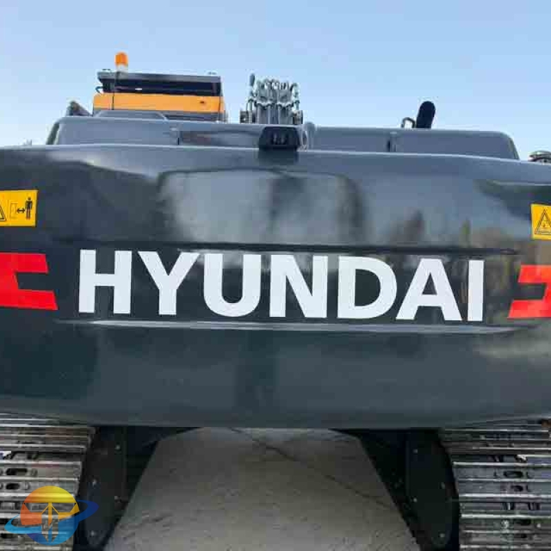 Hyundai HX220S excavator, high performance, in good condition, ready for construction use and for sale.