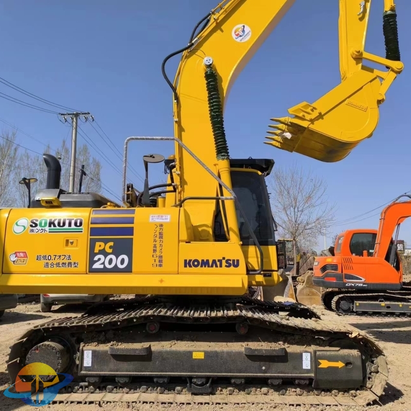Second hand Komatsu PC200 excavator in best working condition and cheapest price