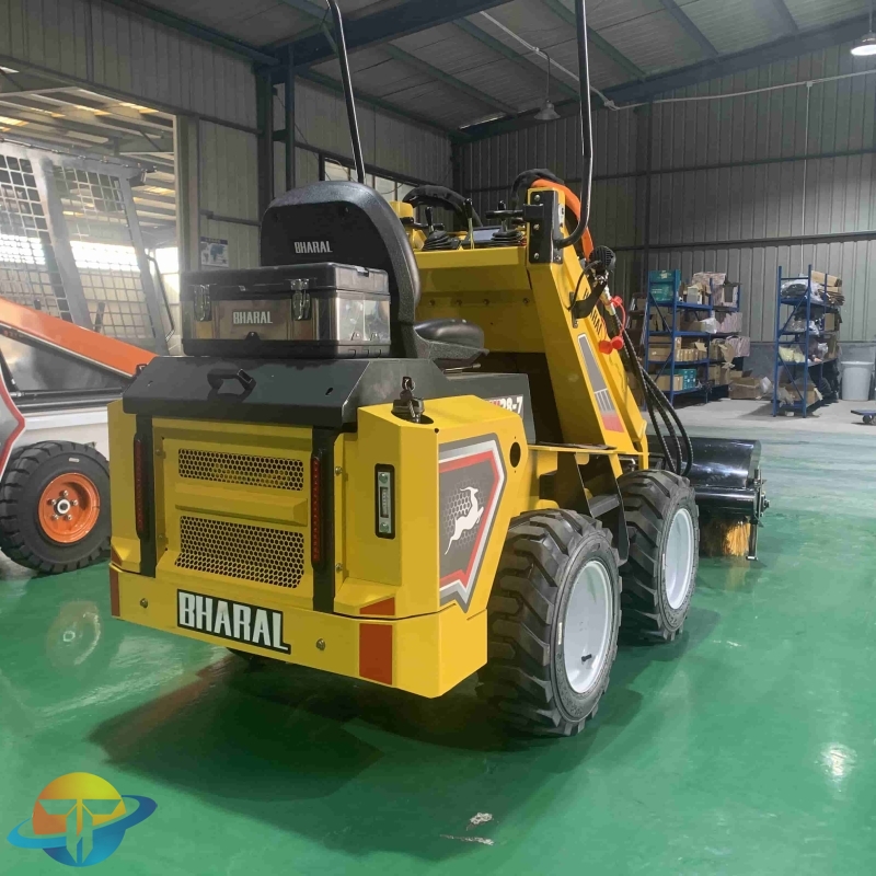 Used RW 28-7 Skid steer, lightly used, low price, ready for sale