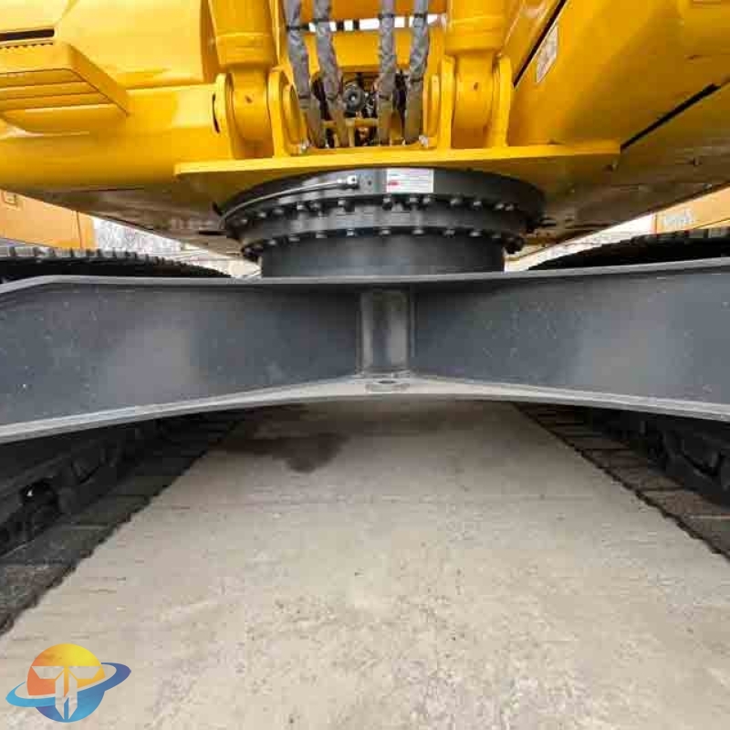 Used Komatsu PC220 excavator, original Japanese heavy mining and earthmoving machinery, for sale.