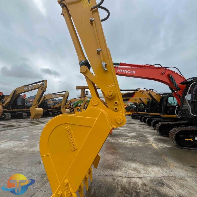Second hand original Japanese high quality Komatsu pc220 crawler excavator with core motor engine gearbox gear parts for sale.