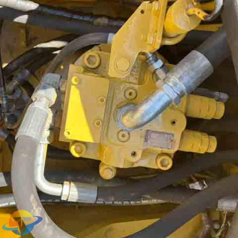 Caterpillar 330 high-spec excavator with strong power output and in good condition; used tracked excavator for sale.