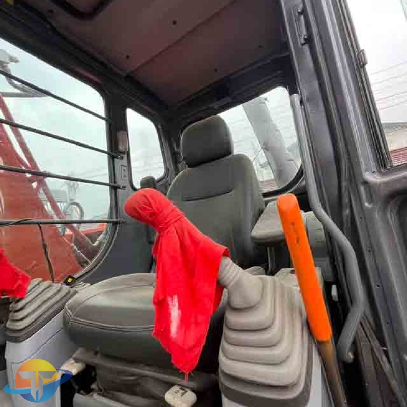 Hitachi EX120 crawler excavator: high stability and operator comfort.