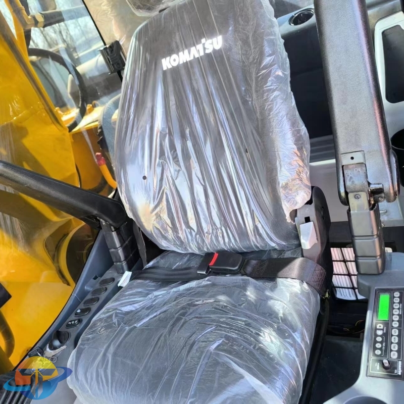 Second hand Komatsu PC200 excavator in best working condition and cheapest price