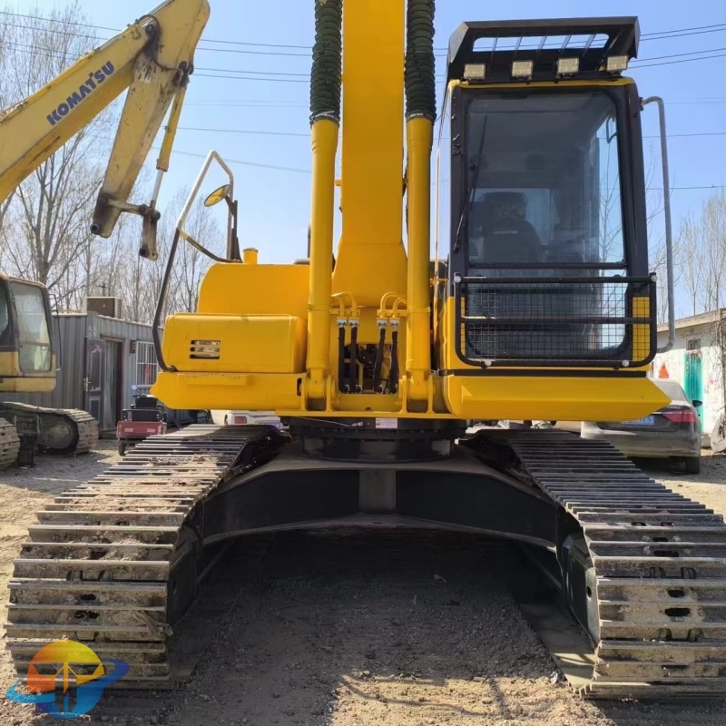 Second hand Komatsu PC200 excavator in best working condition and cheapest price