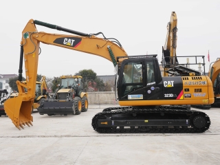CAT 323D2L