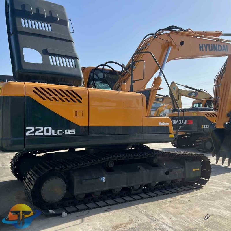 High quality original second hand Hyundai 220LC-9S excavator in good condition for sale at a very low price
