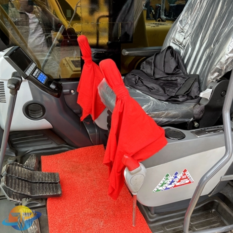 Premium Komatsu PC200-8 excavator with excellent performance and low working time