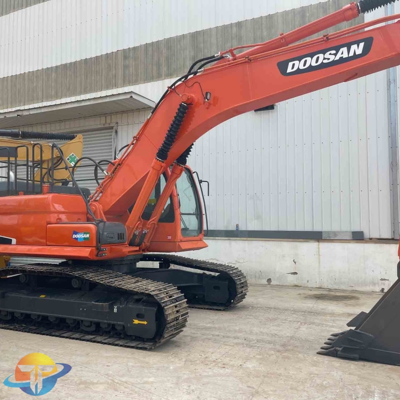 Doosan DX225LC-9c used excavator earthmoving machinery construction equipment fast delivery worldwide.