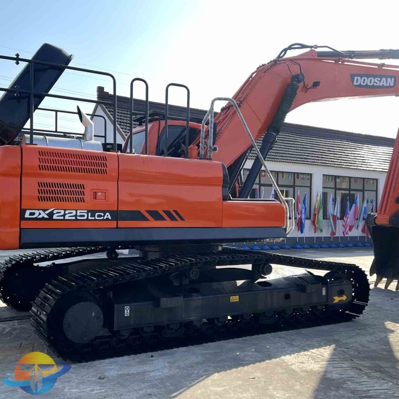 Good performance second-hand Doosan DX225LC Excavator low working hours for sale worldwide