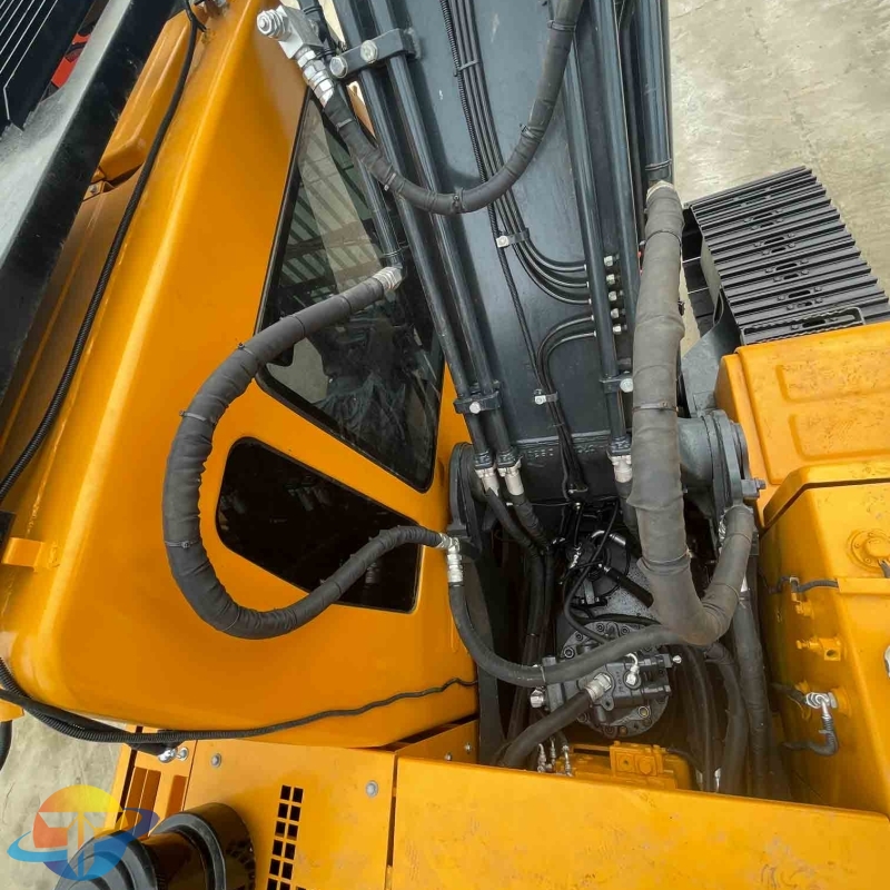 Hyundai 220LC-9S excavator top quality large construction machinery 22 tons machine with powerful engine for sale.