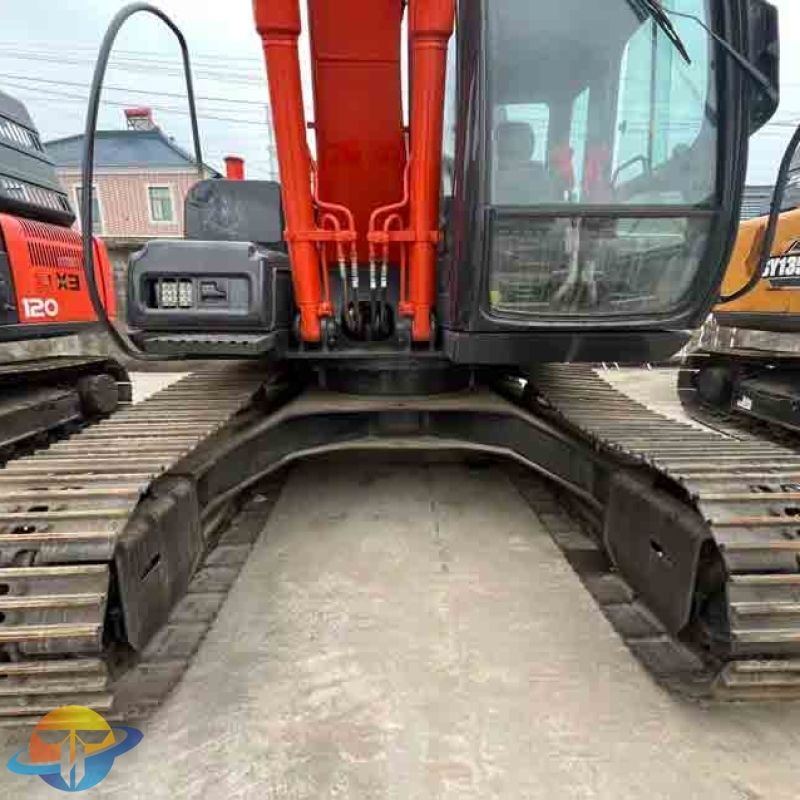 Hitachi EX120 crawler excavator: high stability and operator comfort.